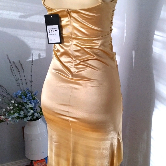Gold drees - Picture 3 of 5